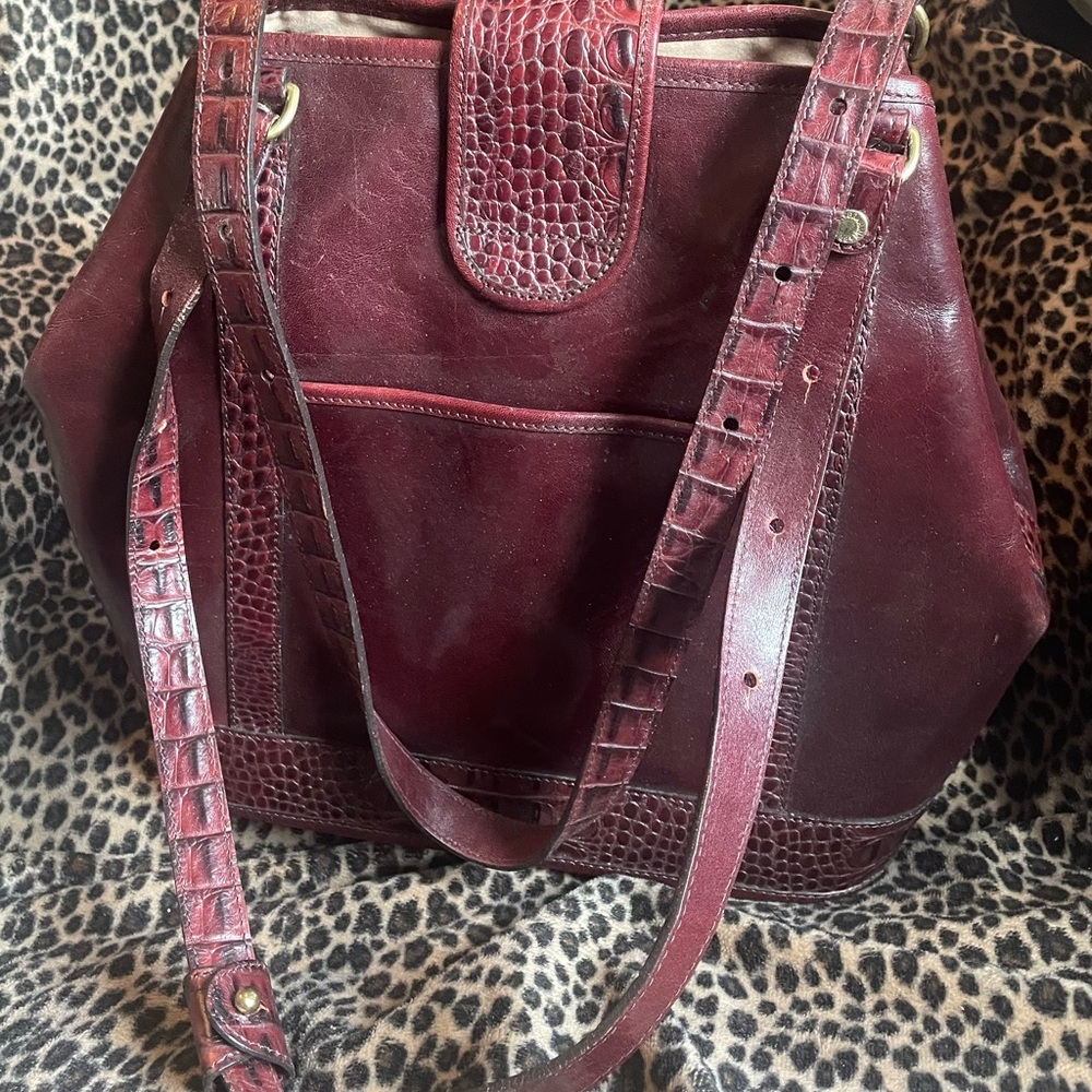 Brahmin Handbag
Well Crafted  Brown Leather
Lightly use Excellent condition